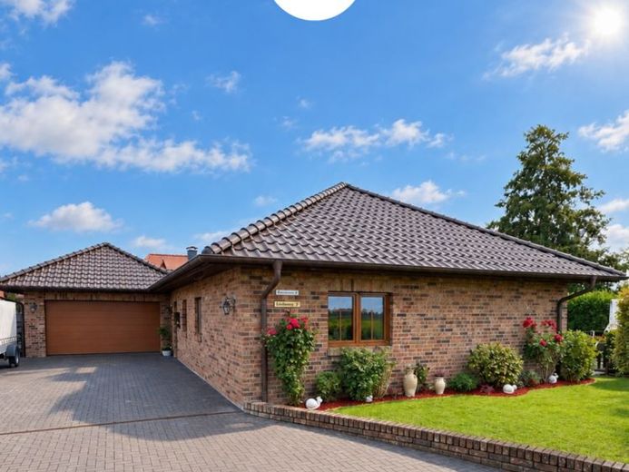 Ruhe trifft Wohnkomfort!
Sehr gepflegter L-Bungalow mit Doppelgarage, 3 Terrassen und herrlichem Feldblick. – Foto 1