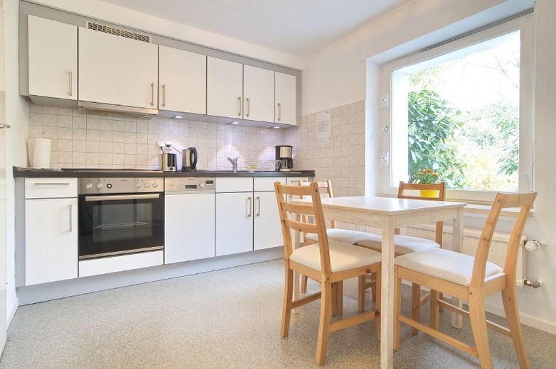 Generously proportioned, homely ground floor family apartment with separate entrance and garden terrace, within walking distance of Ruhr University – d5bd6596ff7bbc3879e4b2ea89397d7a7ed5a8b0.jpg