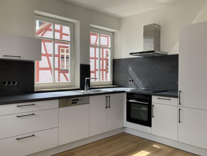 Appartement rénové lumineux de 3,5 pièces au cœur d’Obernburg – Küche