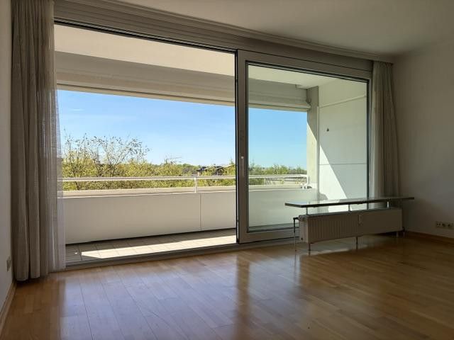 Lichtdurchflutete 2,5-Zimmer-Wohnung mit Südbalkon und Weitblick – Das Wohnzimmer mit Balkon
