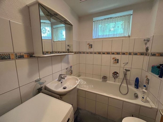 FRANK SCHÄFER IMMOBILIEN - attraktive ETW in MZ-Hechtsheim für Eigennutzer o. clevere Kapitalanleger – Tageslichtbad mit Badewanne