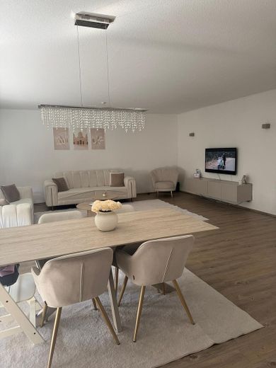 Bellissimo appartamento di 4,5 locali con cucina, bagno e WC per ospiti in posizione tranquilla – Foto 2