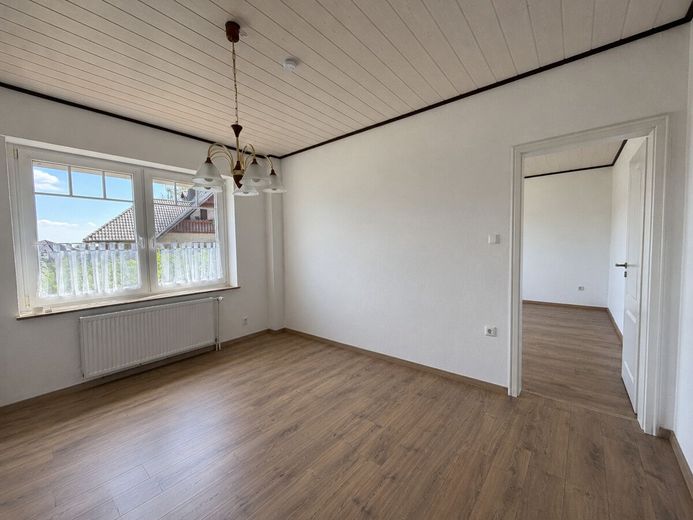 Großzügiges Zweifamilienhaus mit Einliegerwohnung und neuer Heizung – Einliegerwohnung