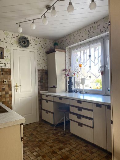 Küche und Tür Vorratskammer