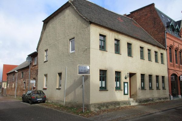 Dom jednorodzinny z potencjałem rozbudowy, dziedzińcem i warsztatem w sercu Kemberg