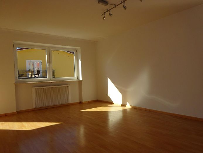 Schöne 2-Zimmer-Wohnung mit Balkon – Wohnzimmer