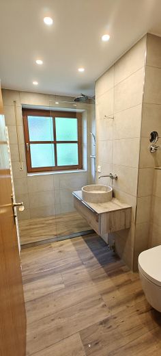 Frisch renovierte lichtdurchflutete 4-Zimmer Maisonette Wohnung mit großem Balkon und TG Stellplatz – Bad