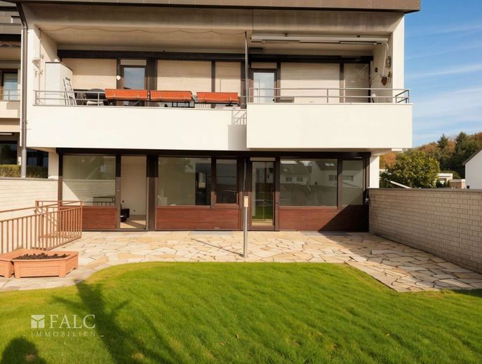 Garten-Wohnung im Reihen Endhaus, helle 3,5 Zimmer, Terrasse + Garage + Platz – Blick vom Garten aus  - (KI generiert)