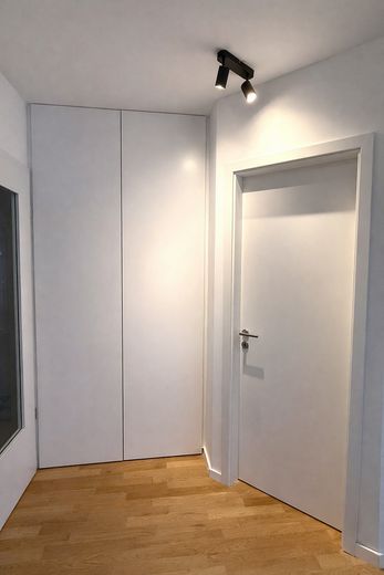 Amueblado: moderno apartamento de 4 habitaciones en los Welfenhöfen (limitado a dos años) – Einbauschrank