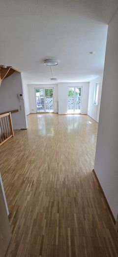 Einziehen & genießen: Provisionsfreie DHH am Moniberg mit traumhaftem Fernblick, Sauna & 3 Terrassen – Wohnzimmer
