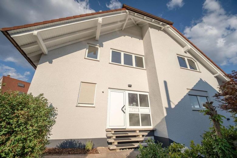 Modernisiertes Zweifamilienhaus mit Einliegerwohnung, neuer Gasheizung & PV Anlage – Foto 1