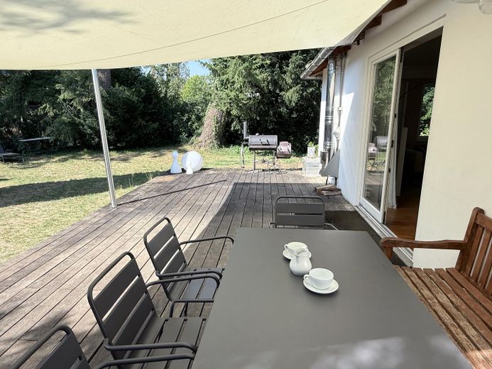 Exklusive möblierte Doppelhaushälfte mit 175 m², großem Privatgarten und Loftcharakter in Gräfelfing – Terrasse mit Sonnensegel