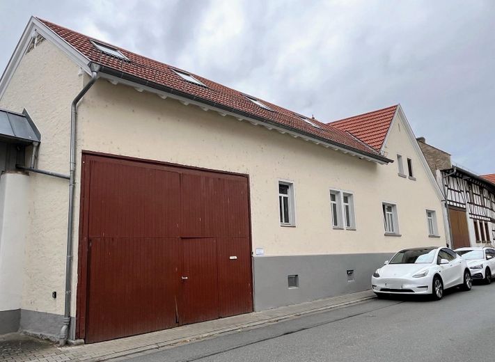 İç avlulu ve bahçeli, ahırı ve güneş enerjisi sistemi bulunan tamamen yenilenmiş müstakil ev – Haus - Straßenansicht 1