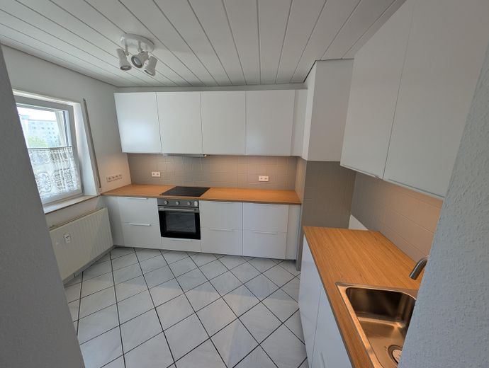 Renovierter Wohntraum mit Seeblick: 87 m² 3-Zimmer-Wohnung inkl. Einbauküche & Balkon – Foto 2