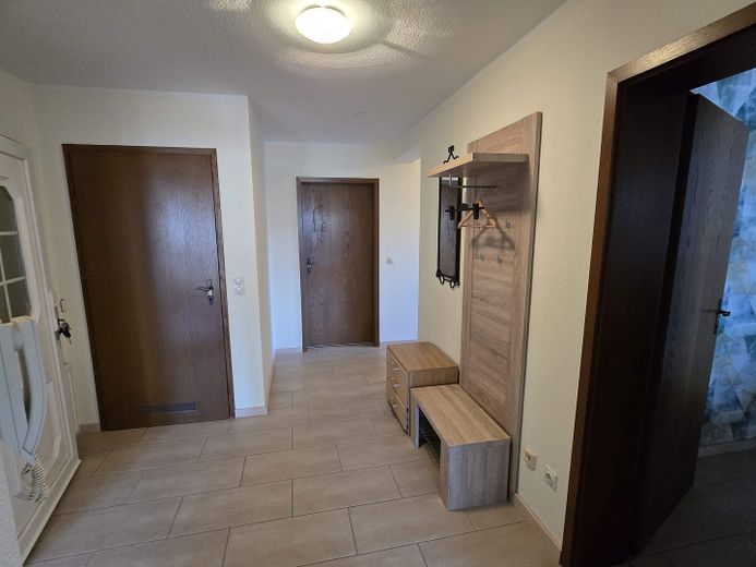 Zweifamilienhaus mit Ferienhaus und zus. Grundstück, neue Wärmepumpe und PV-Anlage - Provisionsfrei – Wohnhaus EG Diele