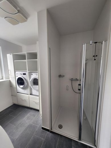 Großzügige 3 Zimmer Wohnung zentral Wiesbaden / 2 Bäder + Tiefgaragenstellplatz / Wilhelms IX – Elternbad mit Dusche
