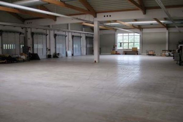 Storage/logistics hall approx. 2,000 m², office and open area ** available immediately