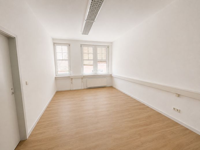 Oficina/consultorio renovado junto a la estación de Freital-Potschappel con 6 estancias!! – Büroraum 2