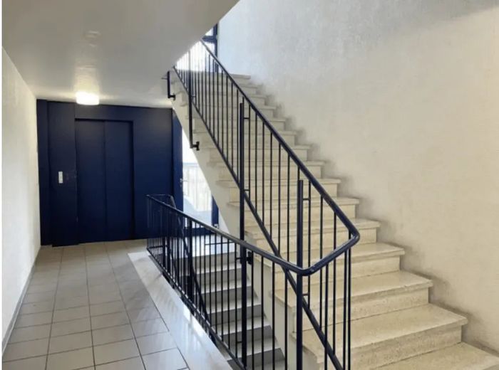 Top Lage in Ehrenfeld - Möblierte, exklusive 1-Zimmer-Wohnung – Treppenhaus