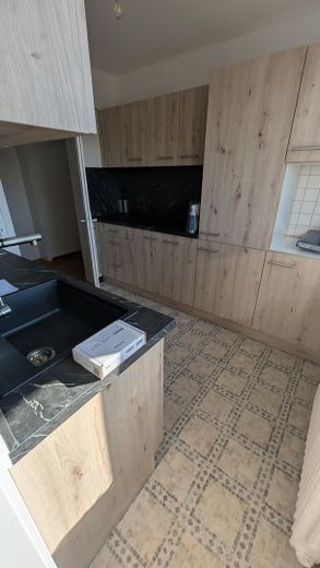 Şehrin eteklerinde bol ışık alan 3 odalı daire – Fotoğraf 4