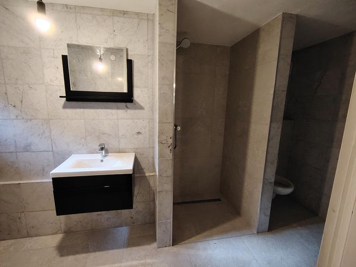 Recent gerenoveerde 2-kamer souterrainwoning direct naast de S-Bahn. Ideaal voor forenzen – Bad 1