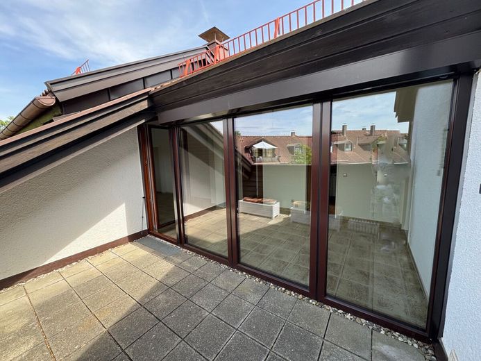 Bezugsfrei: Dachgeschosswohnung mit 2 herrlichen Dachterrassen in Taufkirchen – West Terrasse