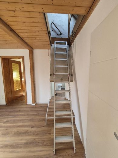 Zweifamilienhaus zur Miete in Pflugfelden – frisch saniert, ab sofort – OG Dachbodenzugang
