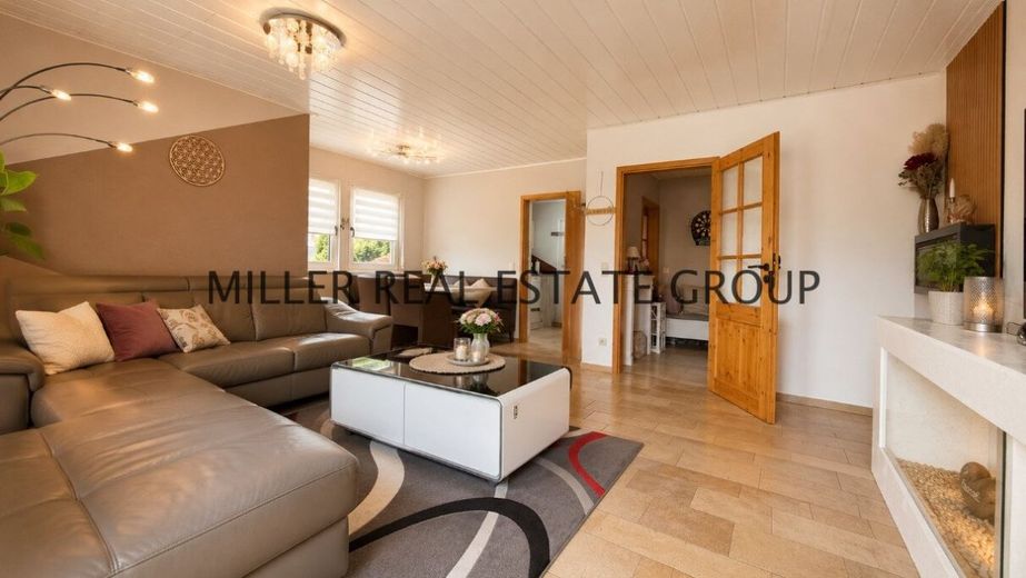 Privates Wohnresort in Altmannstein-Pondorf: Exklusives Einfamilienhaus mit Pool, Sauna, Grillkota, PV-Anlage, Speicher &amp; großer Südwest-Terrasse! – offener Wohn-Essbreich