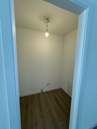 Hochparterre 3 Zimmer Wohnung, mit Garten, Terrasse, Balkon, Smarthome, Glasfaser – Garderobe