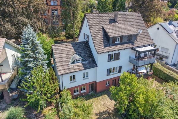 ¡Se vende edificio residencial plurifamiliar con tres viviendas en una ubicación tranquila y cercana a la ciudad!