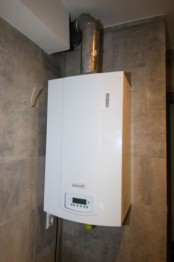 Urbaner Wohntraum mit Tiefgarage: 2-Zimmer kernsaniert – ideal für Paare, Single oder Investment – Gastherme