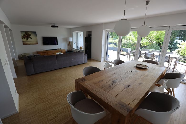 Hochwertiges, modernes Einfamilienhaus | Großer Garten | Sanierung 2014 | Klimaanlage | PV-Anlage – Wohn- & Esszimmer 2
