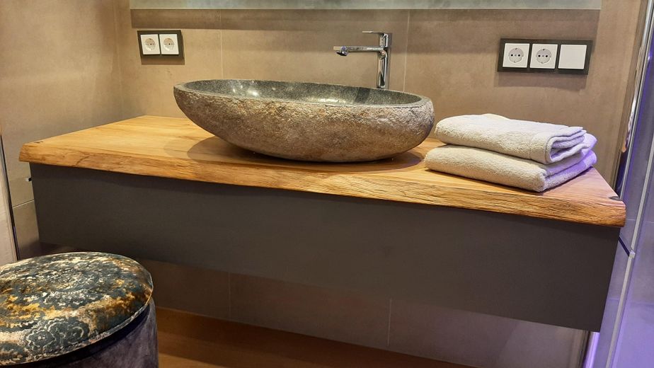 Moderno, pregiato e tranquillo appartamento di 2 locali COMPLETAMENTE ATTREZZATO con ampio balcone esposto a sud a Murnau-Moosrain – Bad Waschtisch