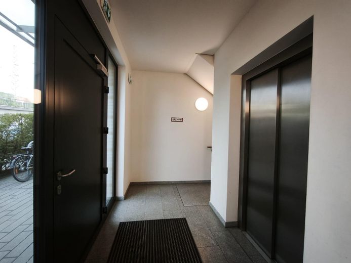 Droomachtig 2-kamerappartement op perfecte locatie voor de beurs: eersteklas verbindingen in het hart van Frankfurt – Foto 3