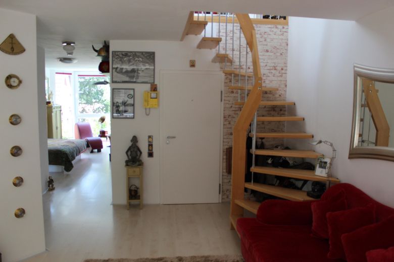 Charmante 3-Zi.- Maisonettewhg, TG-Stellplatz und Balkon in grüner Lage von Hamburg Meiendorg – Wohnbereich mit Treppe 