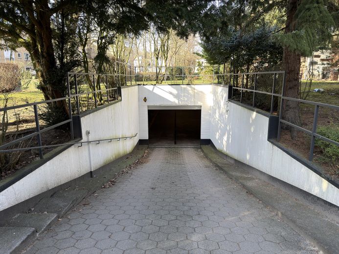 Grünes Bahrenfeld: appartamento libero di 3 locali con terrazza, aiuola e garage sotterraneo – Einfahrt Tiefgarage