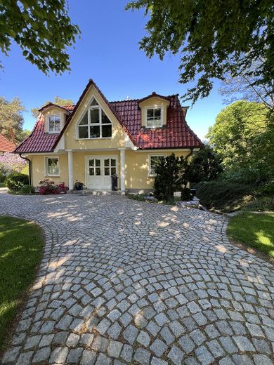 Villa von der Straße