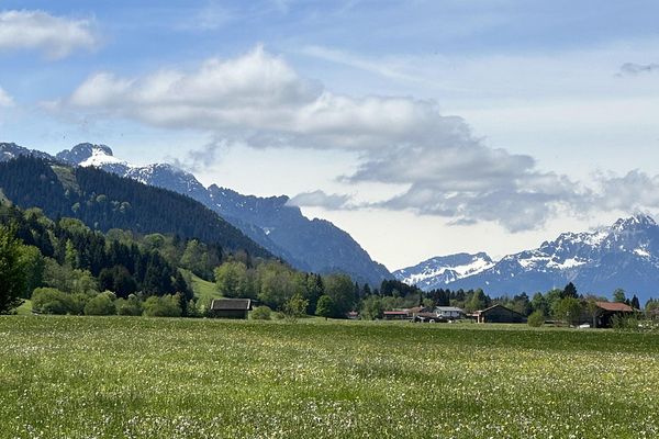 Besonderes Allgäu-Chalet: Hygge-Gefühl, 680 m² Südgrundstück & freier Alpenblick