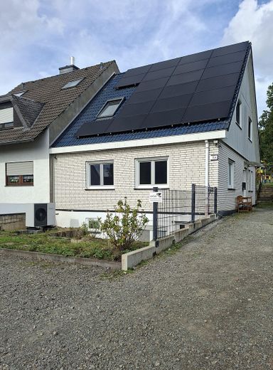 Modernisiertes Einfamilienhaus mit Wärmepumpe, großer PV-Anlage und großzügigem Grundstück – Frontansicht