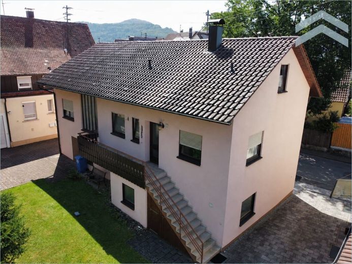 Ausbaufähiges Eigenheim mit großem Gartengrundstück &amp; Garage – Ansicht