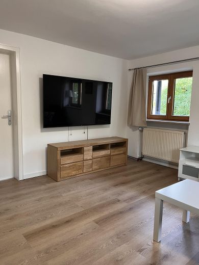 Gemütliche möblierte Wohnung mit Blick ins Grüne – Wohnzimmer links