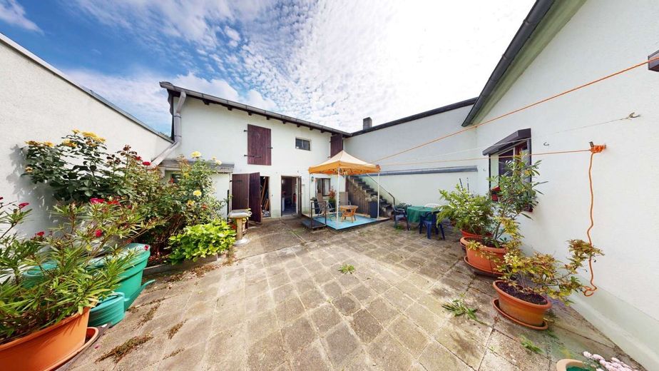 Schnäppchenpreis  stilvolles bezugsfertiges Zuhause in Barby mit Hof, Garage &amp; Nähe zur Natur – Innenhof