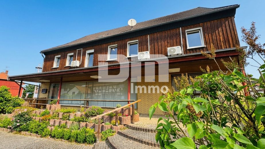 Gepflegtes Ein- bis Zweifamilienhaus mit Ladeneinheit in Dassel-Hilwartshausen – Frontansicht Titel