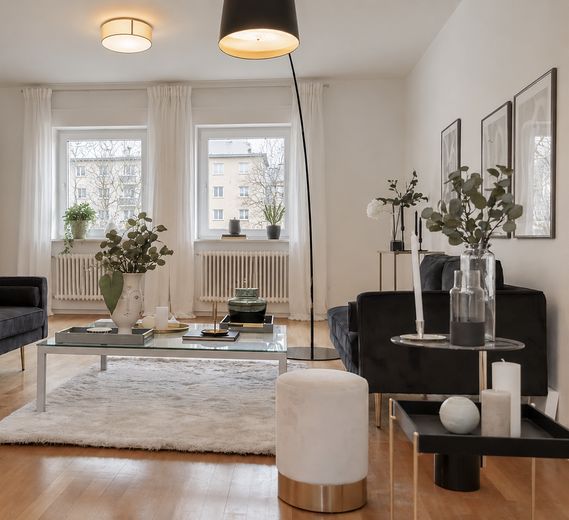 Bezugsfreie, renovierte 2-Zimmer-Wohnung mit Balkon und offener Wohnküche – Wohnzimmer