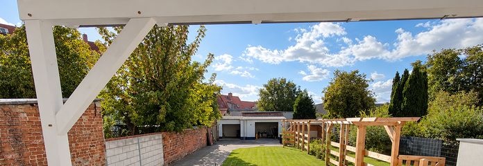 Entrate e sentitevi a casa: villetta a schiera modernizzata con finiture di pregio, giardino, terrazza e 2 garage – Blick Terrasse Garten