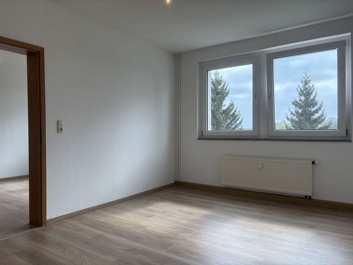 frisch renoviert - modernisierte/helle Etagenwohnung - 2,0 Zi. Küche mit EBK/Wannenbad (TLB) - ca. 45m² – 260422_MW_1.OG_links_WLS60_Crimmitschau_Bilder_CKI_018_Schlafzimmer