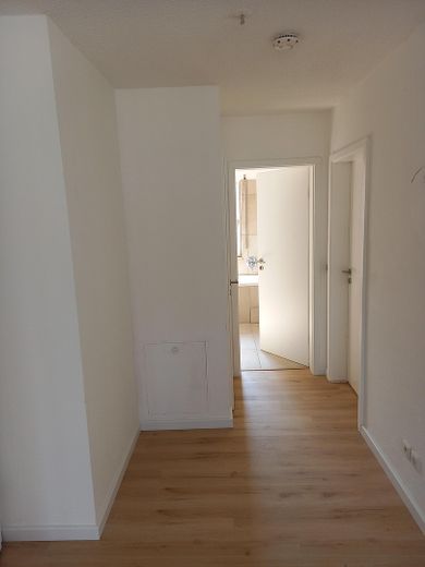 Lichtdurchflutete Zweizimmerwohnung – offener Flur