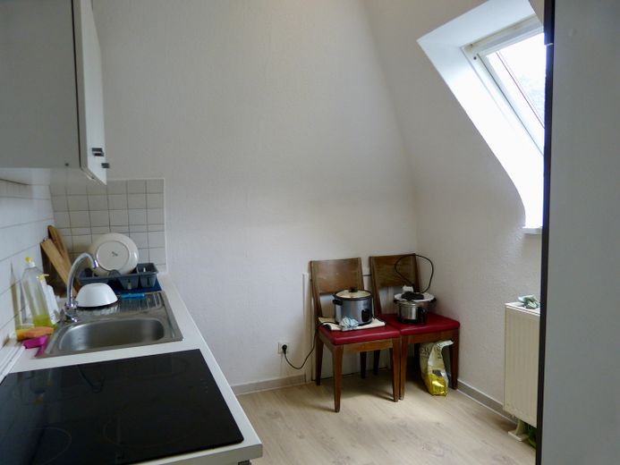 Gepflegte Dachgeschosswohnung mit Einbauküche – ideal für Paare, Singles oder als WG – Küche