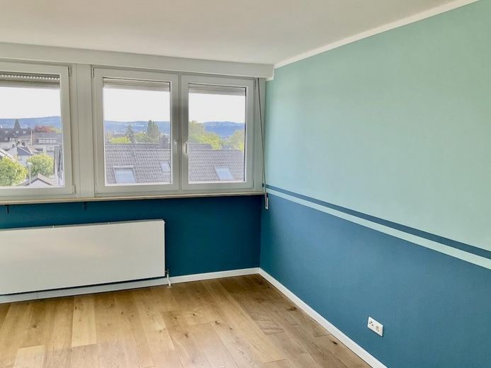 Gemütliche Dachgeschosswohnung in Ko-Metternich, provisionsfrei, mit Balkon und Garage – 1. Schlafzimmer