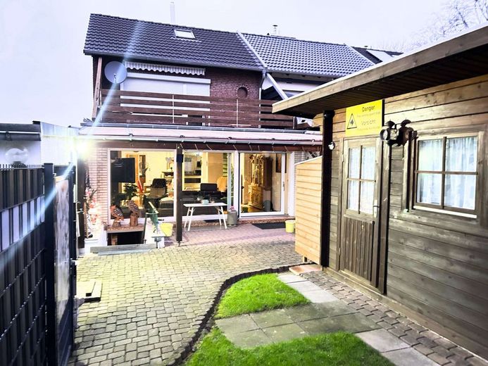 Hochwertiges Einfamilienhaus in bester Wohnlage mit viel Komfort – Haus von hinten